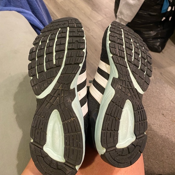 Size 8 Adidas running shoes - Picture 2 of 4